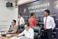 Direktur Reskrimsus Polda Kalteng Kombes Pol Rimsyahtono (kanan) bersama Kabid Humas Kombes Pol Erlan Munaji, Palangka Raya, Selasa (16/9/2025). (SI/ANTARA/Rajib Rizali)