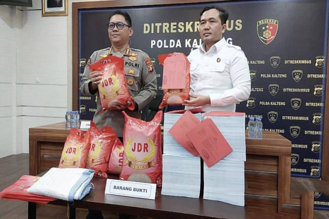 Direktur Reskrimum Polda Kalteng Kombes Pol Rimsyahtono bersama Kabid Humas Kombes Pol Erlan Munaji menunjukkan barang bukti pemalsuan beras, di Mapolda Kalteng, Palangka Raya, Selasa (16/9/2025). (SI/ANTARA/Rajib Rizali)