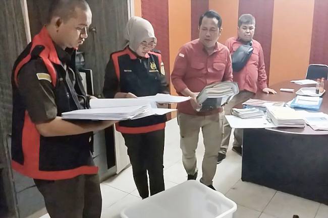 Tim Kejati Kalteng, pada saat melakukan penggeledahan di kantor CV Dayak Lestari di Jalan Mangku Rambang, Kota Palangka Raya, Rabu (17/9/2025). (SI/ANTARA/HO-Humas Kejati Kalteng)
