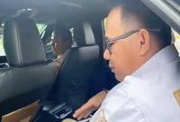 Kepala Dinas ESDM Kalteng Vent Christway saat meninggalkan kantor Kejati Kalteng, usai menjalani serangkaian pemeriksaan, Palangka Raya, Jumat (19/9/2025). (SI/Dokpri)