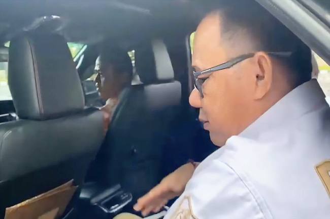 Kepala Dinas ESDM Kalteng Vent Christway saat meninggalkan kantor Kejati Kalteng, usai menjalani serangkaian pemeriksaan, Palangka Raya, Jumat (19/9/2025). (SI/Dokpri)