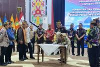 Gubernur Kalteng Agustiar Sabran menandatangani perjanjian kerja sama Koperasi Desa Merah Putih Adhyaksa tahun 2025, pembinaan dan pengawasan pengelolaan Dana Desa dan Koperasi Desa/Kelurahan Merah Putih melalui Program Jaga Desa Kejaksaan Republik Indonesia di Palangka Raya, Rabu (25/9/2025). (ANTARA/M Arif Hidayat)