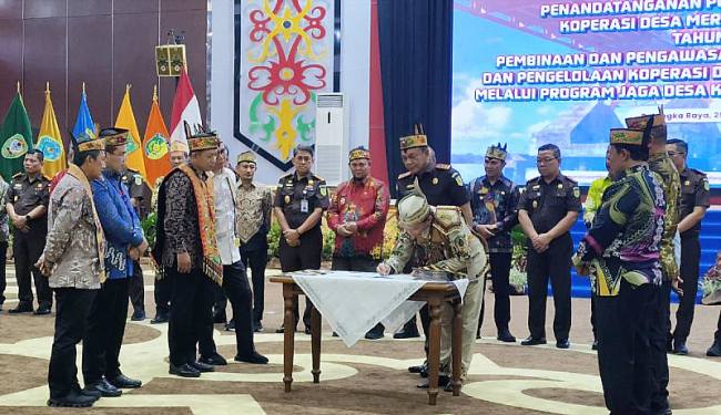 Gubernur Kalteng Agustiar Sabran menandatangani perjanjian kerja sama Koperasi Desa Merah Putih Adhyaksa tahun 2025, pembinaan dan pengawasan pengelolaan Dana Desa dan Koperasi Desa/Kelurahan Merah Putih melalui Program Jaga Desa Kejaksaan Republik Indonesia di Palangka Raya, Rabu (25/9/2025). (ANTARA/M Arif Hidayat)