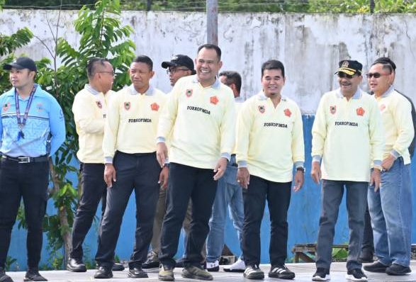 Ketua DPRD Kalsel, H. Supian HK, (kanan) pakai topi). SuarIndonesia/Ist)