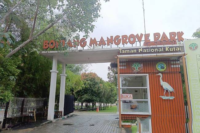 Tampak gerbang utama Bontang Mangrove Park. (ANTARA/A Rifandi)