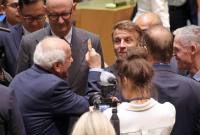 Duta Besar Palestina untuk PBB Riyad Mansour (kiri) menyambut Presiden Prancis Emmanuel Macron (tengah) saat tiba di Markas Besar PBB untuk menghadiri KTT PBB tentang Palestina di New York, Senin (22/9/2025). (Foto: AFP/Ludovic MARIN)