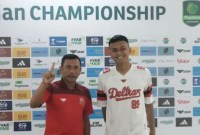 Pelatih Deltras Widodo Cahyono Putro (kiri) bersama penjaga gawang  Panggih Prio Sambodo