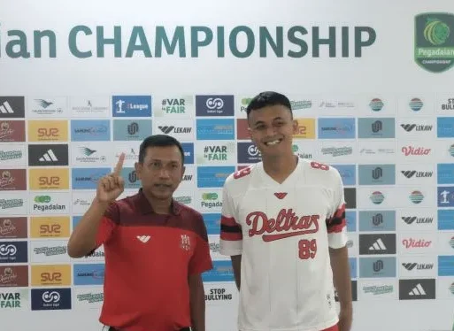 Pelatih Deltras Widodo Cahyono Putro (kiri) bersama penjaga gawang  Panggih Prio Sambodo