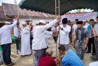 Teks foto : Peletakan batu pertama pembangunan langgar oleh Bupati Balangan. foto: MC Balangan