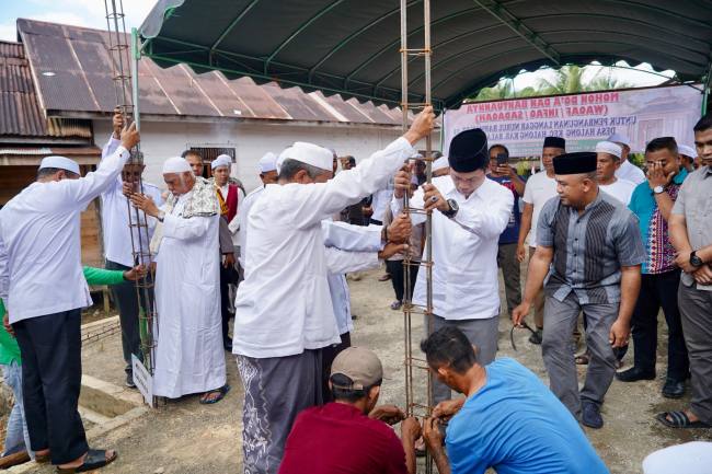 Teks foto : Peletakan batu pertama pembangunan langgar oleh Bupati Balangan. foto: MC Balangan