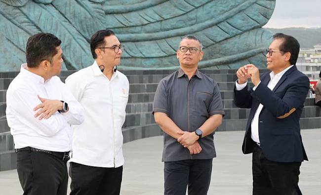 Otorita IKN memberikan penjelasan kemajuan calon ibu kota Indonesia yang dibangun di sebagian wilayah Kabupaten Penajam Paser Utara dan Kabupaten Kutai Kartanegara kepada Duta Besar RI untuk Republik Kazakhstan dan Republik Tajikistan Fadjroel Rachman (ANTARA/HO-Dokumen Humas OIKN)