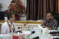 Sekretaris Daerah Pemerintah Kabupaten Penajam Paser Utara Tohar (kanan) berdiskusi terkait MBG bersama Direktur Pelayanan Kemenkumham, Direktorat Jenderal Pelayanan dan Kepatuhan HAM Osbin Samosir (ANTARA/HO-Dokumen Humas Setda PPU)