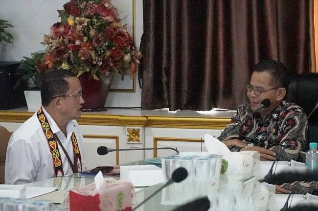 Sekretaris Daerah Pemerintah Kabupaten Penajam Paser Utara Tohar (kanan) berdiskusi terkait MBG bersama Direktur Pelayanan Kemenkumham, Direktorat Jenderal Pelayanan dan Kepatuhan HAM Osbin Samosir (ANTARA/HO-Dokumen Humas Setda PPU)