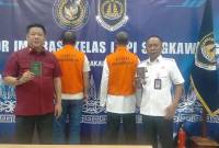 Dua WNA yang diamankan Kantor Imigrasi Singkawang, Kalbar Rabu (3/9/2025). (ANTARA/Narwati)