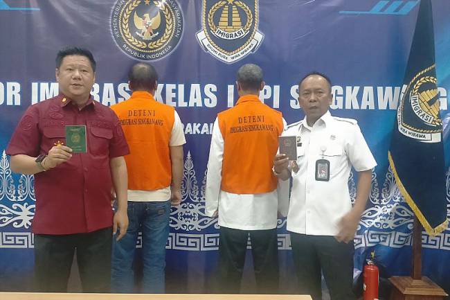 Dua WNA yang diamankan Kantor Imigrasi Singkawang, Kalbar Rabu (3/9/2025). (ANTARA/Narwati)