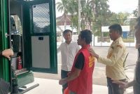 Penyerahan tersangka UA ke Kejaksaan Negeri Singkawang, Selasa (9/9/2025). (SI/ANTARA/Narwati)