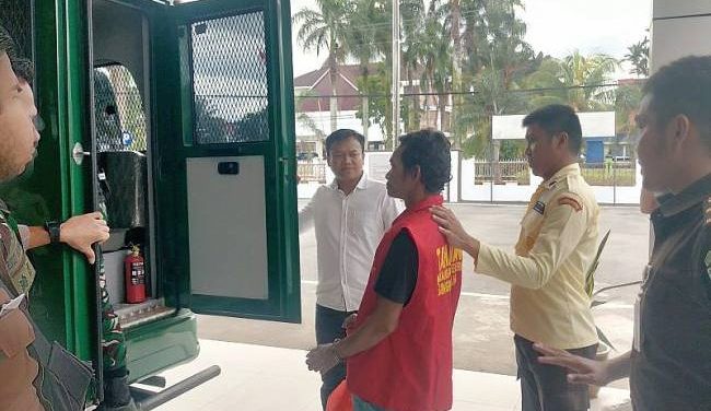 Penyerahan tersangka UA ke Kejaksaan Negeri Singkawang, Selasa (9/9/2025). (SI/ANTARA/Narwati)