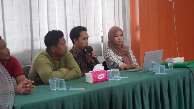 Teks foto  : Presentasi salah satu desa di acara asistensi penyusunan kelayakan usaha BUMDesa di Kecamatan Awayan., Balangan. foto: MC Balangan