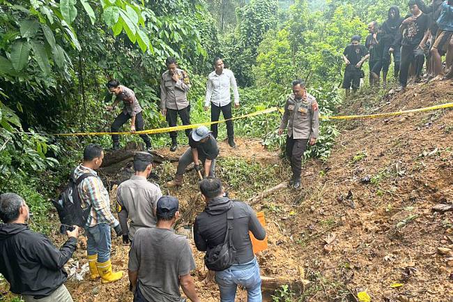 Penemuan dua mayat laki-laki di kebun Alpukat, Kelurahan Sijangkung, Kecamatan Singkawang Selatan. (ANTARA/Narwati)