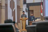 Teks foto : Wakil Bupati Balangan saat menyampaikan Raperda APBD 2026 dan lima Raperda pada Propemperda 2025 di rapat paripurna DPRD. foto: MC Balangan