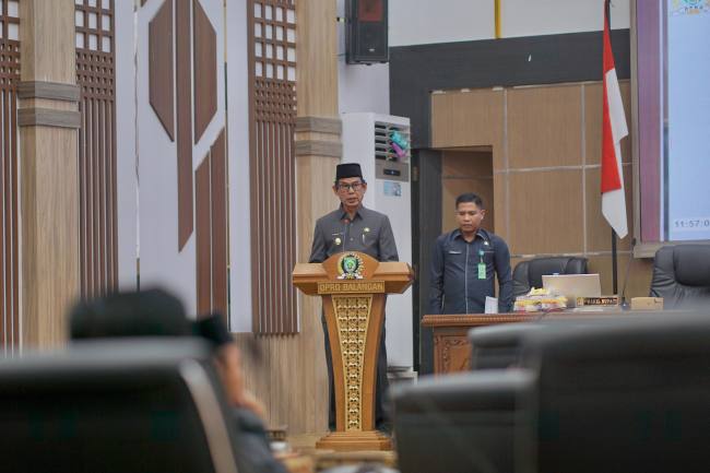 Teks foto  : Wakil Bupati Balangan saat menyampaikan Raperda APBD 2026 dan lima Raperda pada Propemperda 2025 di rapat paripurna DPRD. foto: MC Balangan