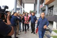 Kadispora Kaltim AHK ditahan pihak Kejati Kaltim terkait dugaan kasus korupsi penyelewengan dana DBON, di Samarinda, Kamis (18/9/2025). (SI/ANTARA/Dok Kejati Kaltim)