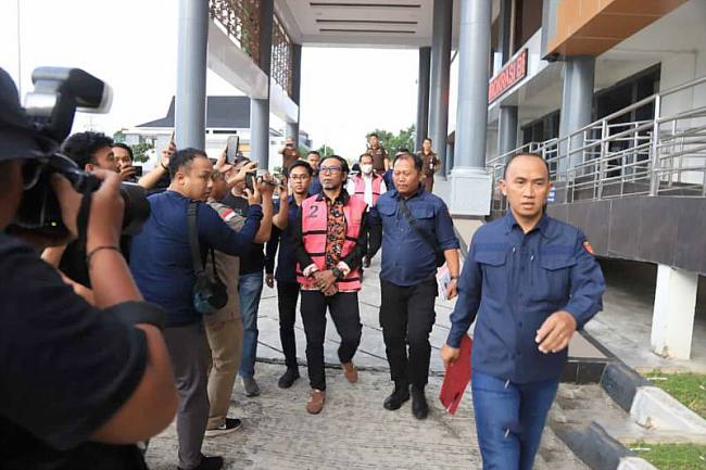 Kadispora Kaltim AHK ditahan pihak Kejati Kaltim terkait dugaan kasus korupsi penyelewengan dana DBON, di Samarinda, Kamis (18/9/2025). (SI/ANTARA/Dok Kejati Kaltim)