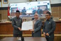 Teks foto : : Rapat paripurna persetujuan bersama terhadap enam Raperda Kabupaten Balangan. foto: MC Balangan