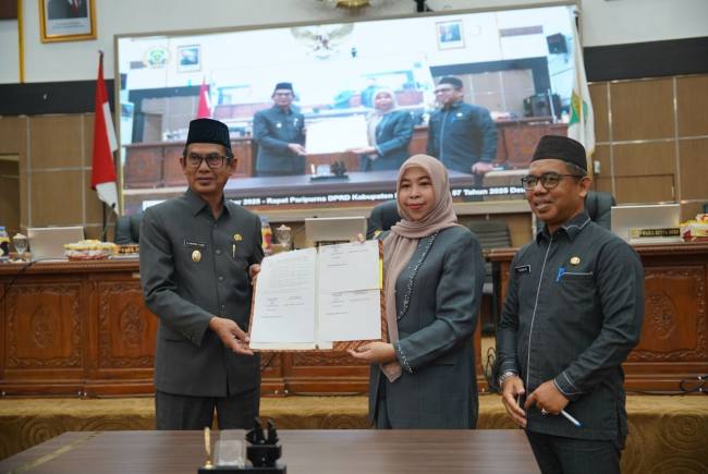 Teks foto :  : Rapat paripurna persetujuan bersama terhadap enam Raperda Kabupaten Balangan. foto: MC Balangan