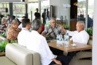 Kepala Otorita IKN, Basuki Hadimuljono saat berbincang bersama pengurus dan pengajar LPDS. (SI/ANTARA/Dok Humas OIKN)