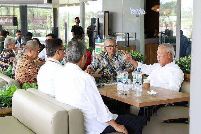 Kepala Otorita IKN, Basuki Hadimuljono saat berbincang bersama pengurus dan pengajar LPDS. (SI/ANTARA/Dok Humas OIKN)