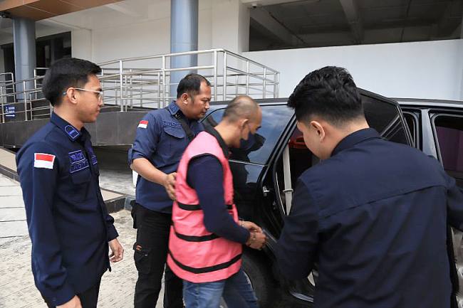 Tersangka A langsung ditahan di Rumah Tahanan Negara Kelas I Samarinda selama 20 hari ke depan untuk kepentingan penyidikan. (SI/ANTARA/Dok Kejati Kaltim)