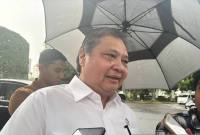 Menteri Koordinator Bidang Perekonomian Airlangga Hartarto menyampaikan keterangan terkait program magang nasional Siap Kerja di kompleks Istana Kepresidenan, Jakarta, Selasa (30/9/2025). (ANTARA/Mentari D Gayati)
