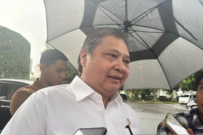 Menteri Koordinator Bidang Perekonomian Airlangga Hartarto menyampaikan keterangan terkait program magang nasional Siap Kerja di kompleks Istana Kepresidenan, Jakarta, Selasa (30/9/2025). (ANTARA/Mentari D Gayati)
