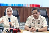 Kepala Badan Meteorologi Klimatologi dan Geofisika (BMKG) Dwikorita Karnawati (kiri) didampingi jajaran Direktur Kedeputian Bidang Klimatologi BMKG memberikan keterangan terkait prakiraan musim hujan 2025-2026 dan perkembangan kondisi cuaca nasional di Gedung MHEWS BMKG Kemayoran, Jakarta, Jumat (12/9/2025). (ANTARA/M Riezko Bima Elko Prasetyo)