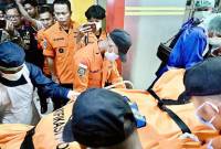 Tim SAR membawa jasad dari ambulans ke ruang mayat untuk diidentifikasi saat tiba di Rumah Sakit Bhayangkara Banjarmasin, Kalimantan Selatan, Jumat (5/9/2025). (ANTARA/Tumpal A Aritonang)