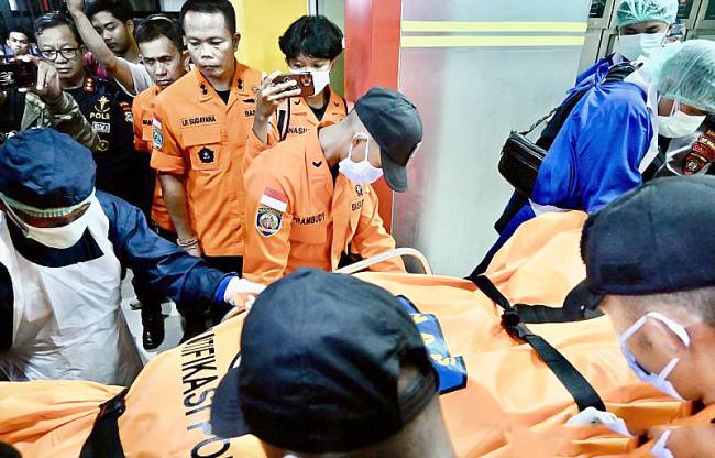 Tim SAR membawa jasad dari ambulans ke ruang mayat untuk diidentifikasi saat tiba di Rumah Sakit Bhayangkara Banjarmasin, Kalimantan Selatan, Jumat (5/9/2025). (ANTARA/Tumpal A Aritonang)