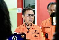 Direktur Operasi Basarnas Laksamana Pertama TNI Yudhi Bramantyo memberikan keterangan terkait kecelakaan Helikopter BK117 D3 saat jasad korban tiba di Rumah Sakit Bhayangkara Banjarmasin, Kalimantan Selatan, Jumat (5/9/2025). (ANTARA/Tumpal A Aritonang)