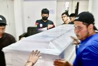 
Petugas mengangkat peti berisi jenazah korban kecelakaan Helikopter BK117 D3 (Santha Kumar Prabhakaran) WNA asal India untuk dipulangkan ke negara asal melalui Bandara Internasional Syamsudin Noor Banjarbaru saat pelepasan di Rumah Sakit Bhayangkara Banjarmasin, Kalimantan Selatan, Minggu (7/9/2025). (ANTARA/Tumpal A Aritonang)