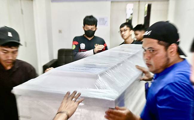 
Petugas mengangkat peti berisi jenazah korban kecelakaan Helikopter BK117 D3 (Santha Kumar Prabhakaran) WNA asal India untuk dipulangkan ke negara asal melalui Bandara Internasional Syamsudin Noor Banjarbaru saat pelepasan di Rumah Sakit Bhayangkara Banjarmasin, Kalimantan Selatan, Minggu (7/9/2025). (ANTARA/Tumpal A Aritonang)