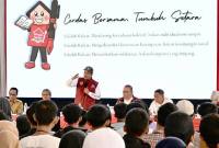 Menteri Sosial (Mensos) RI Saifullah Yusuf (berdiri depan) menjelaskan berbagai manfaat Program Sekolah Rakyat di hadapan para calon siswa dan orang tua dalam kunjungan kerja di BLK Kalsel, Banjarbaru, Kalimantan Selatan, Senin (22/9/2025). (SI/ANTARA/Tumpal A Aritonang)