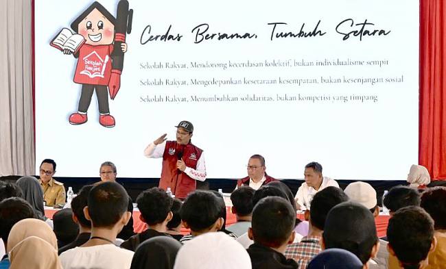 Menteri Sosial (Mensos) RI Saifullah Yusuf (berdiri depan) menjelaskan berbagai manfaat Program Sekolah Rakyat di hadapan para calon siswa dan orang tua dalam kunjungan kerja di BLK Kalsel, Banjarbaru, Kalimantan Selatan, Senin (22/9/2025). (SI/ANTARA/Tumpal A Aritonang)