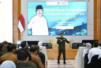 Menteri Sosial (Mensos) RI Saifullah Yusuf (berdiri depan) memberikan pembekalan pilar-pilar sosial kepada para peserta di Balai Besar Pendidikan Pelatihan Kesejahteraan Sosial (BBPPKS) Banjarbaru, Kalimantan Selatan, Selasa (23/9/2025). (SI/ANTARA/Tumpal A Aritonang)

