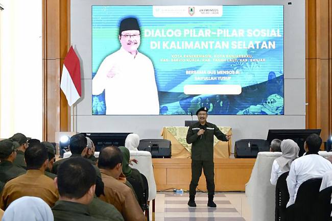 Menteri Sosial (Mensos) RI Saifullah Yusuf (berdiri depan) memberikan pembekalan pilar-pilar sosial kepada para peserta di Balai Besar Pendidikan Pelatihan Kesejahteraan Sosial (BBPPKS) Banjarbaru, Kalimantan Selatan, Selasa (23/9/2025). (SI/ANTARA/Tumpal A Aritonang)

