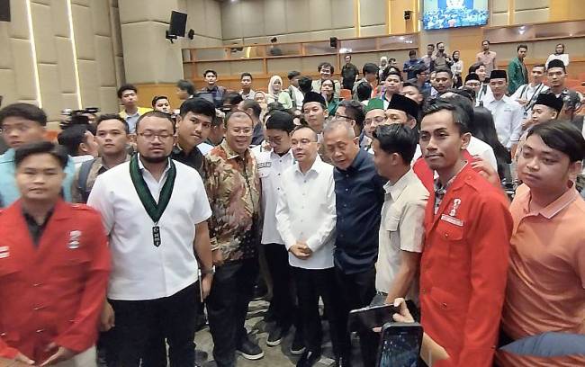 Wakil Ketua DPR RI Sufmi Dasco Ahmad bersama Saan Mustopa dan Cucun Ahmad Syamsurizal saat menerima perwakilan mahasiswa di kompleks parlemen, Jakarta, Rabu (3/9/2025). (ANTARA/Bagus A Rizaldi)