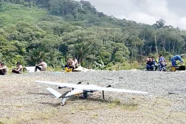 Drone jenis UAV-VTOL (Unmanned Aerial Vehicle Vertical Take-Off and Landing) yang dioperasikan Direktorat Samapta Polda Kalsel dalam misi pencarian helikopter BK 117-D3 yang hilang di kawasan pegunungan Mangkilang, Kecamatan Mantewe, Kabupaten Tanah Bumbu. (SuarIndonesia/ist)