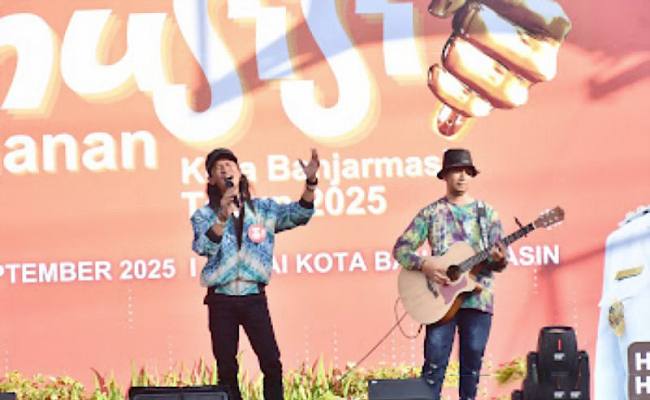 Dua musisi jalanan Banjarmasin saat tampil dalam lomba nyanyi sebagai ruang mereka berkreasi di panggung perayaan Harjad Ke-499 kota setempat di panggung Siring Sungai Martapura Banjarmasin, Selasa (9/9/2025). (SuarIndonesia/Humas Pemko Banjarmasin)