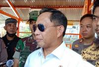 Menteri Dalam Negeri Tito Karnavian di sela kunjungan ke wilayah kumuh Pampang, Kecamatan Panakkukang, Makassar, Kamis (11/9/2025). (ANTARA/Suriani Mappong)