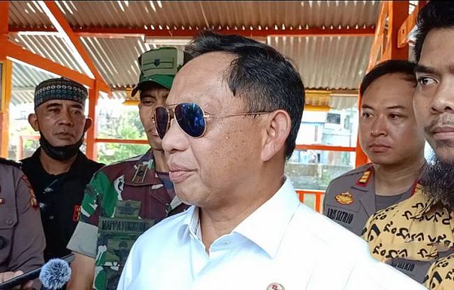 
Menteri Dalam Negeri Tito Karnavian di sela kunjungan ke wilayah kumuh Pampang, Kecamatan Panakkukang, Makassar, Kamis (11/9/2025). (ANTARA/Suriani Mappong)