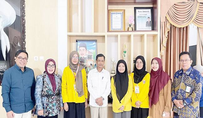 Foto bersama Rektor ULM Ahmad Alim Bachri bersama kafilah ULM yang mengikuti babak final Musabaqah Tilawatil Qur’an (MTQ) Mahasiswa Internasional 2025. (Foto: Istimewa)